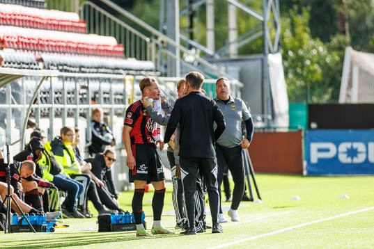 Östersunds Sebastian Karlsson Grach plåstras om