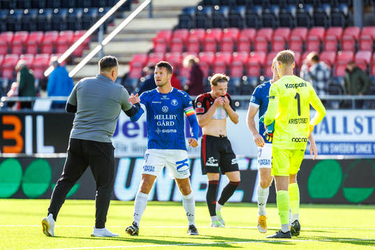 Trelleborgs Mattias Andersson tackar Östersunds tränare