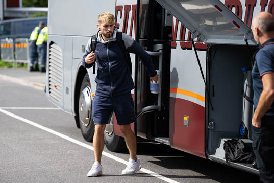 Halmstads Jack Copper Love kliver ur bussen vid arenan