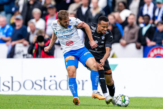 Värnamos Albion Ademi och Halmstads Marcus Olsson
