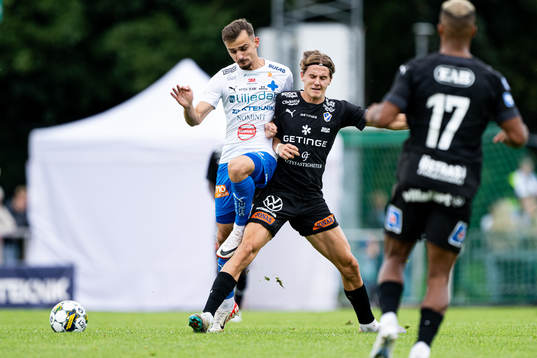 Värnamos Ajdin Zeljkovic och Halmstads Erik Ahlstrand