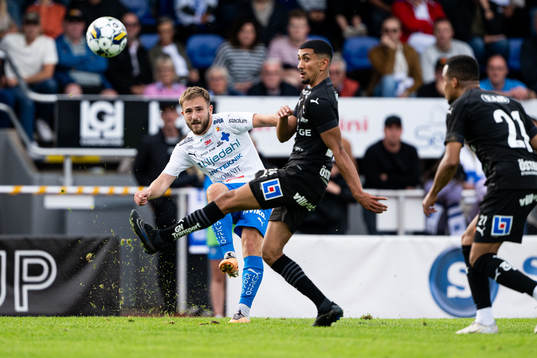 Värnamos Albion Ademi och Halmstads Amir Al-Ammari