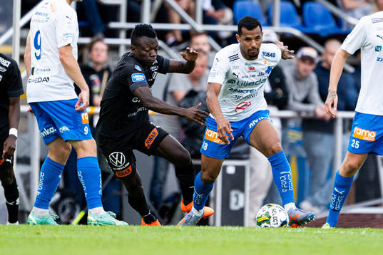 Halmstads Thomas Boakye och Värnamos Wenderson Oliveira do