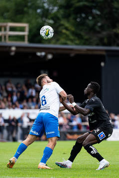 Värnamos Albion Ademi och Halmstads Naeem Mohammed
