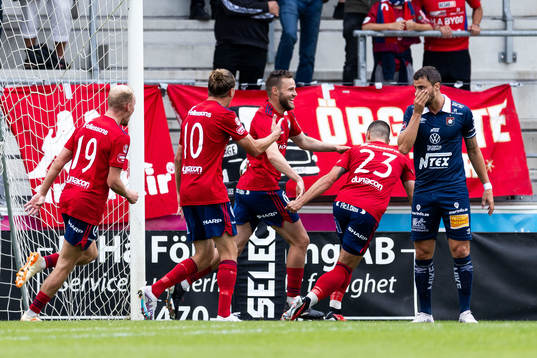 Östers Niklas Söderberg jublar med lagkamrater