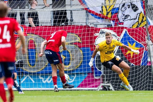 Östers Niklas Söderberg gör 1-0 bakom Örgrytes målvakt