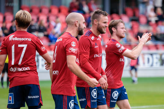 Östers Niklas Söderberg jublar