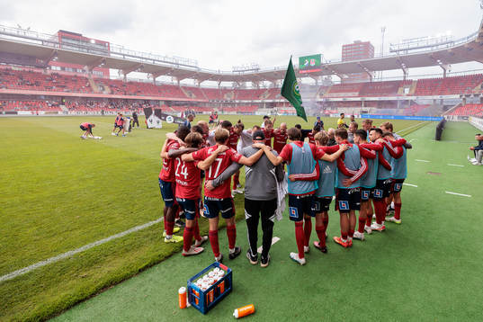 Östers spelare samlas före fotbollsmatchen i Superettan
