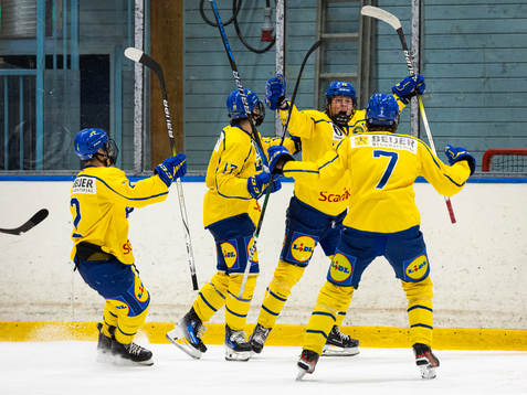 Sveriges Anton Gästrin jublar med Torkel Jennersjö och