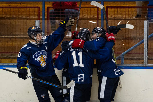 Finlands Jasu Mensonen jublar 4-4 målet med Rasmus