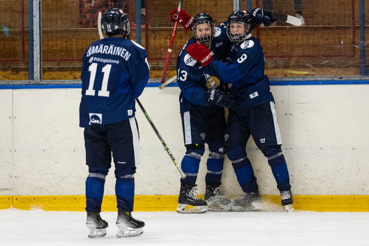 Finlands Jasu Mensonen jublar 4-4 målet med Rasmus