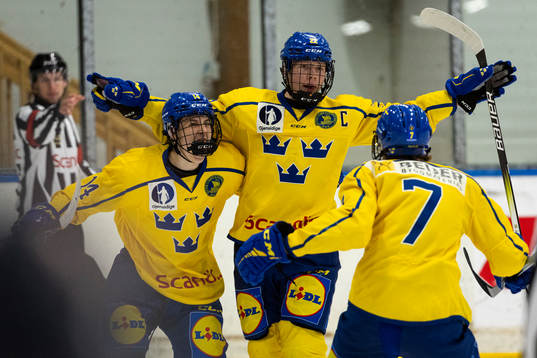 Sveriges Anton Gästrin jublar med Filip Ekberg och Joe