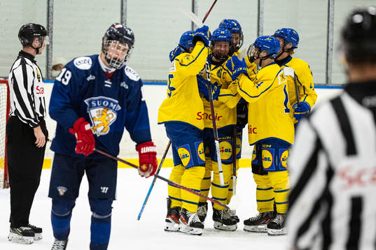 Sveriges Anton Gästrin jublar 6-4 målet med Aron