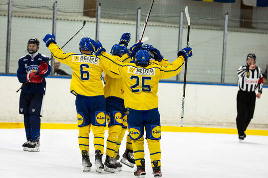 Sveriges Anton Gästrin jublar 6-4 målet med Aron