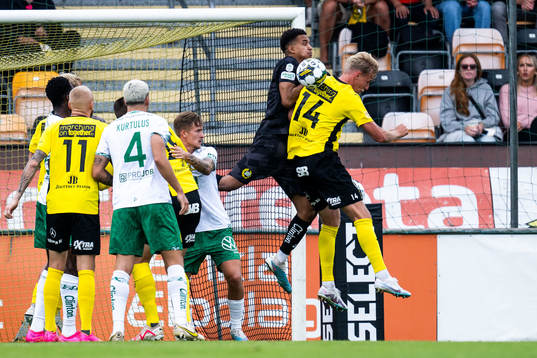 Hammarbys målvakt Oliver Dovin och Mjällbys Herman