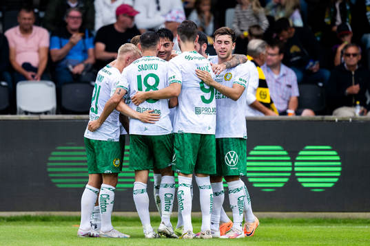 Hammarbys Jusef Erabi jublar med lagkamrater