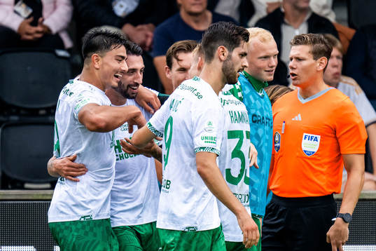 Hammarbys Nahir Besara jublar med lagkamrater