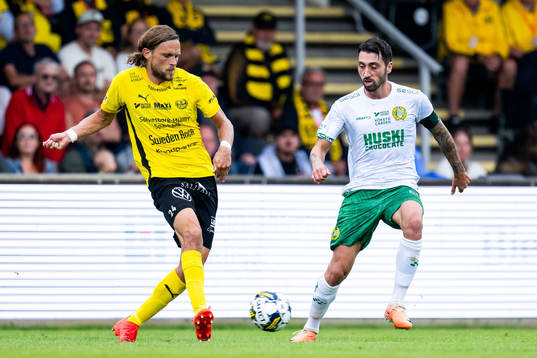 Mjällbys Tom Pettersson och Hammarbys Nahir Besara