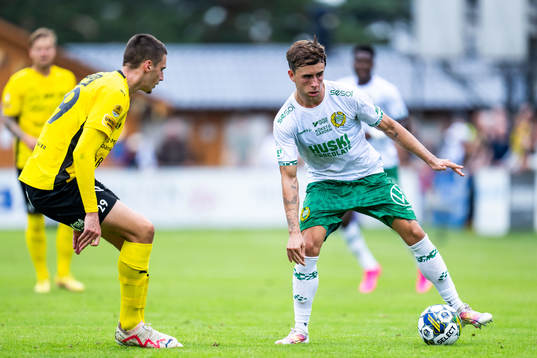 Mjällbys Noah Eile och Hammarbys Marc Llinares Barragan