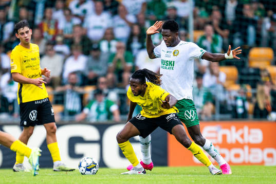 Mjällbys Mamudu Moro och Hammarbys Nathaniel Adjei