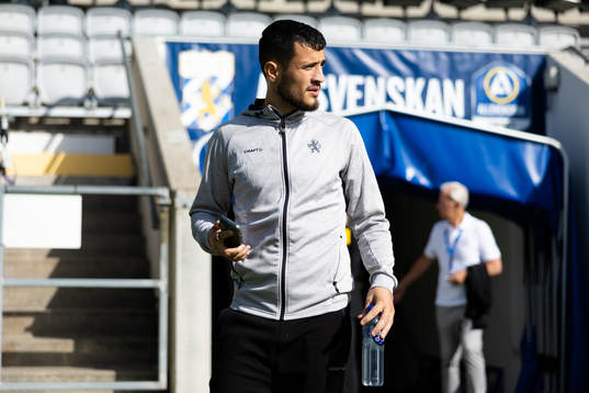 IFK Göteborgs Astrit Selmani innan fotbollsmatchen i