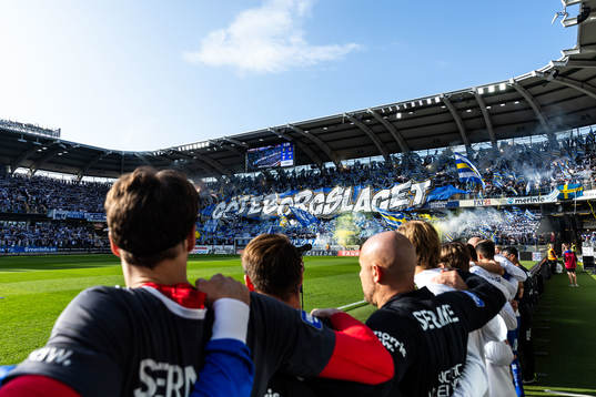 IFK Göteborgs spelare och supportrar med tifo