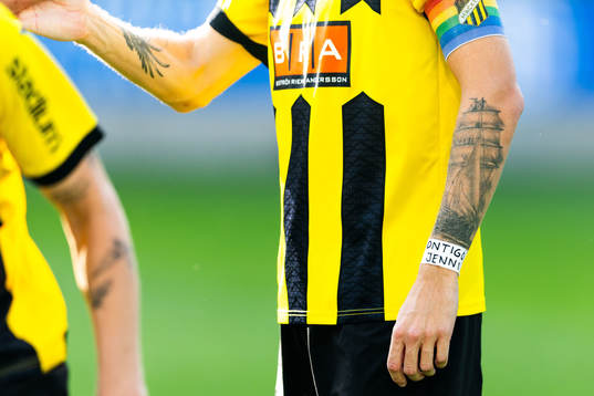 Häckens Samuel Gustafson bär vit tejp med texten