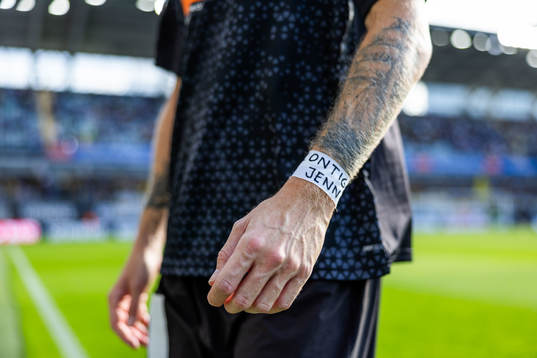 Häckens Samuel Gustafson bär vit tejp med texten