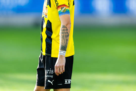Häckens Samuel Gustafson bär vit tejp med texten