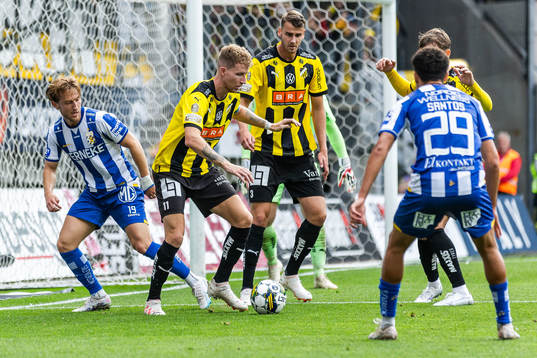IFK Göteborgs Arbnor Mucolli och Häckens Samuel Gustafson