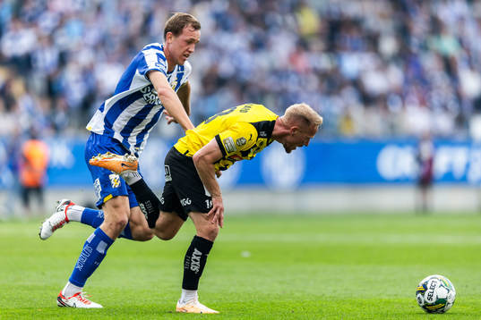 IFK Göteborgs Adam Carlén och Häckens Mikkel Rygaard