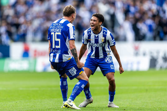 IFK Göteborgs Sebastian Hausner jublar med Thomas Santos