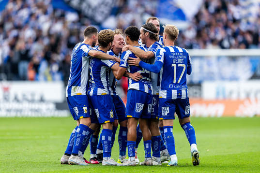 IFK Göteborgs Sebastian Hausner jublar med lagkamrater