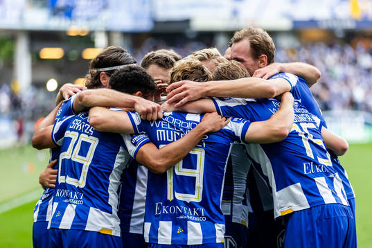 IFK Göteborgs Arbnor Mucolli jublar med lagkamrater
