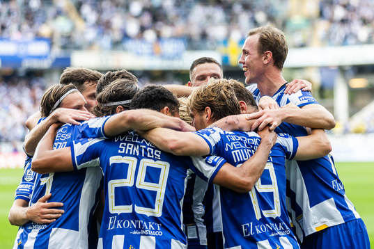 IFK Göteborgs Arbnor Mucolli jublar med lagkamrater