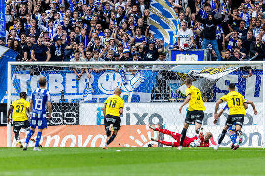 Häckens Ibrahim Sadiq och IFK Göteborgs målvakt Pontus