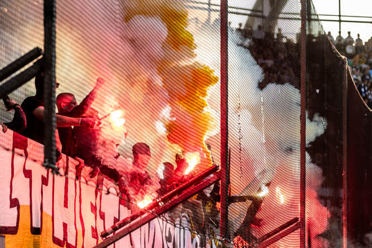 Häckens supportrar bränner pyroteknik