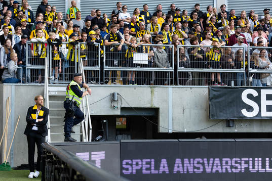 Häckens klubbchef Marcus Jodin nedanför klacken