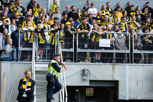 Häckens klubbchef Marcus Jodin nedanför klacken