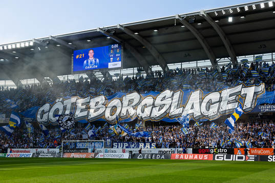 IFK Göteborgs klack med Tifo innan fotbollsmatchen i