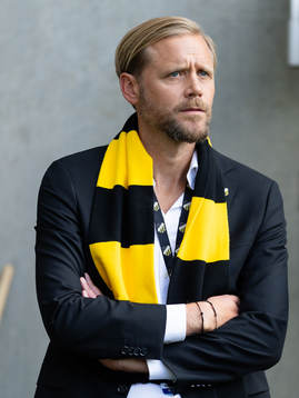 Häckens klubbchef Marcus Jodin nedanför klacken