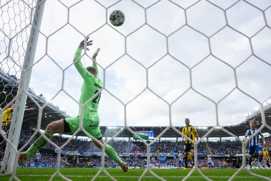 IFK Göteborgs Marcus Berg (ej i bild) nickar in 1-0 i mål