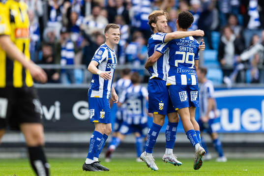 IFK Göteborgs Arbnor Mucolli och Thomas Santos jublar