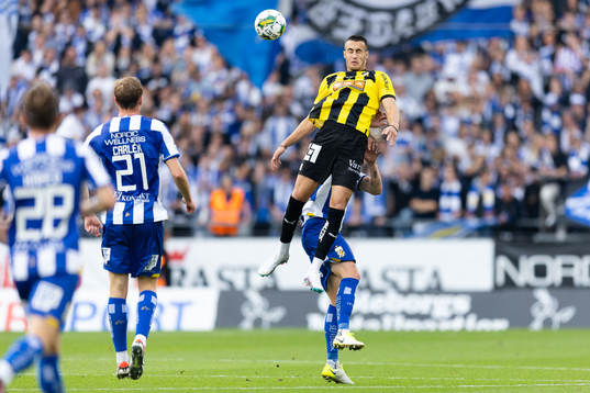 Häckens Srdjan Hrstic och IFK Göteborgs Sebastian Hausner