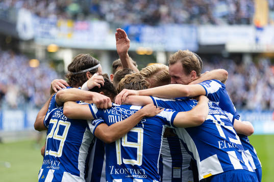IFK Göteborgs Arbnor Mucolli jublar med lagkamrater