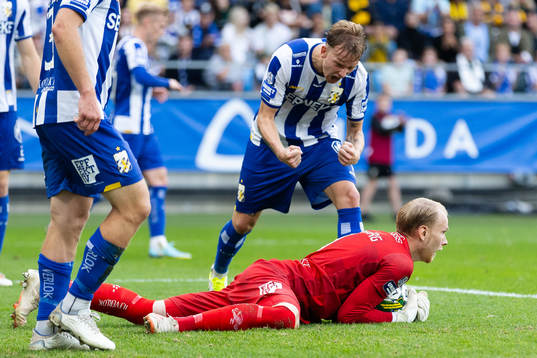 IFK Göteborgs Sebastian Hausner jublar åt målvakt Pontus