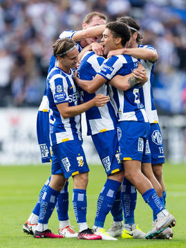 IFK Göteborgs Sebastian Hausner jublar ihop med lagkamrater