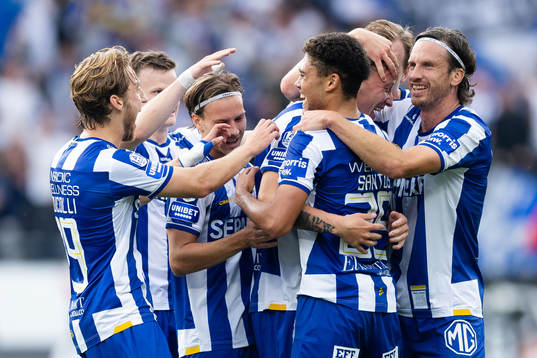 IFK Göteborgs Sebastian Hausner jublar ihop med lagkamrater