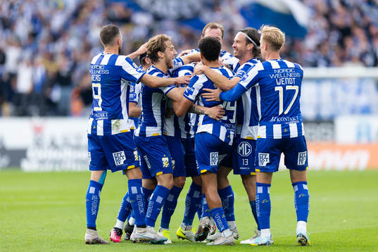 IFK Göteborgs Sebastian Hausner jublar ihop med lagkamrater