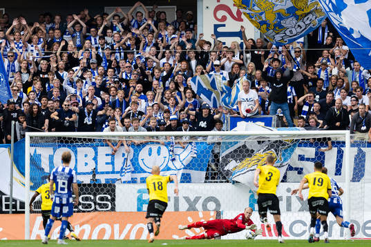 Häckens Ibrahim Sadiq slår en straff som räddas av IFK